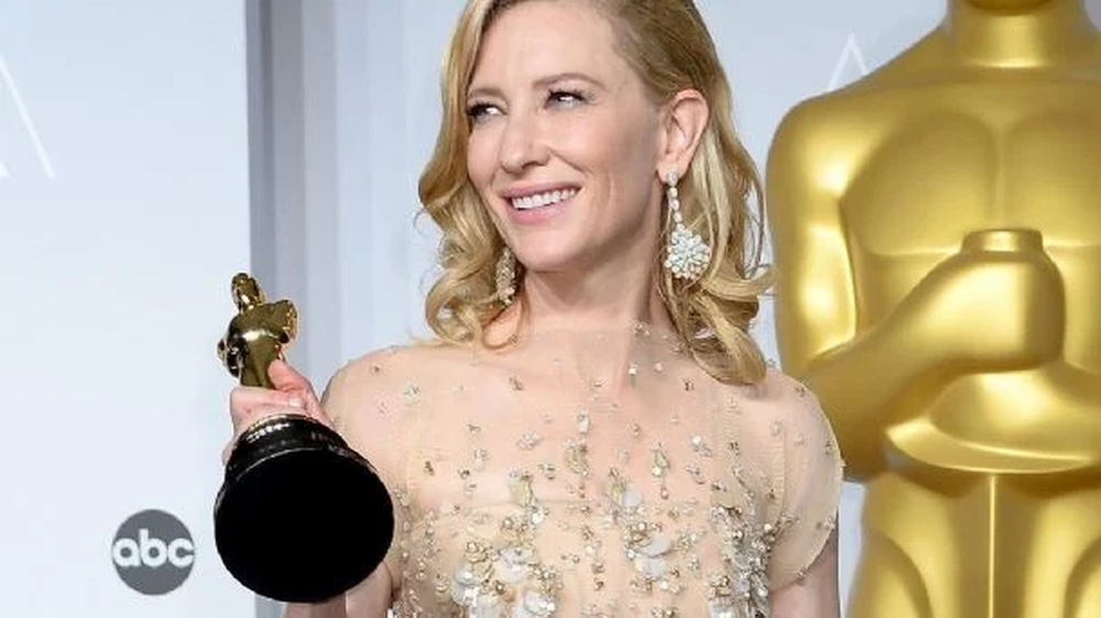 Cate Blanchett recibiendo el premio Oscar