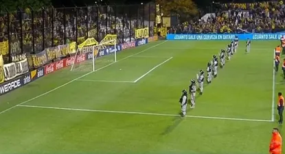 La Guardia Republicana terminó así el partido, de frente a la hinchada de Peñarol en el Viera