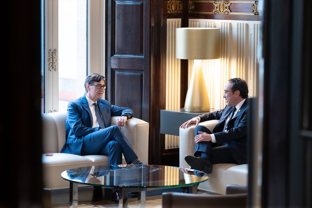 El primer secretario del PSC, Salvador Illa, durante una reunión con el presidente del Parlamento, Josep Rull. EUROPA PRESS