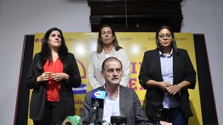 Lorena Quintana, Rossana de Oliveira y la implicada Verónica González junto a Guido Manini Ríos en conferencia de prensa