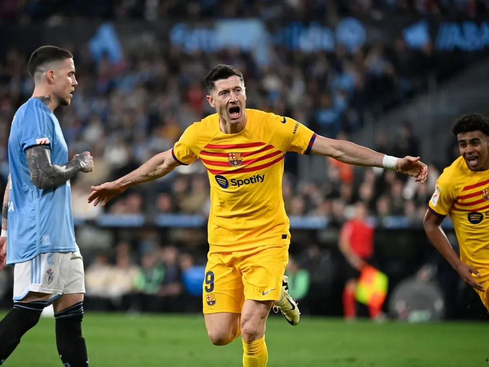 Lewandowski le da el triundo al Barça.