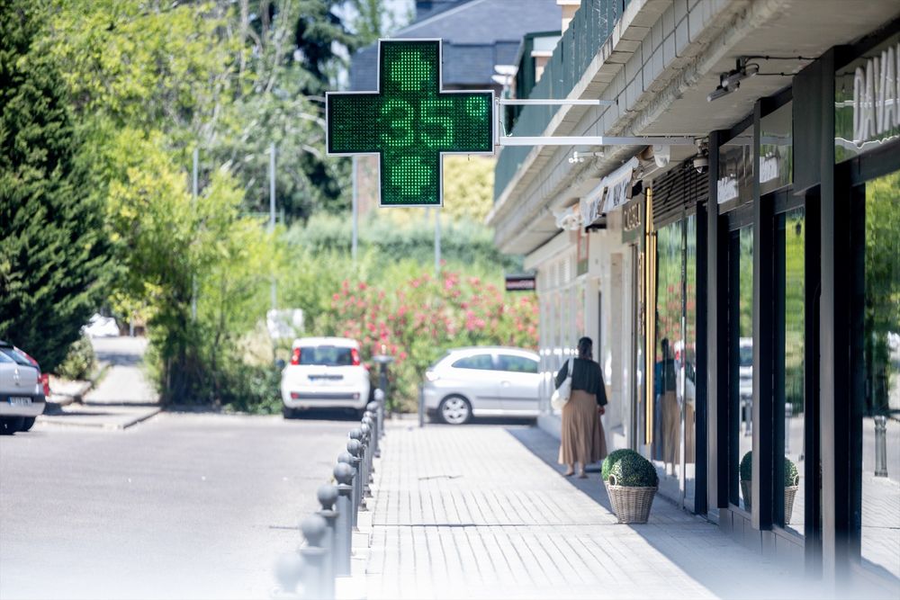 Una señal luminosa de farmacia con la temperatura registrada, a 27 de junio de 2025, en Madrid (España). (Europa Press)