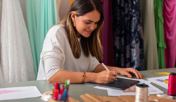 Además de confeccionar nuevas prendas, los costureros también realizarán reparaciones y modificaciones a los trajes existentes. Fotografía: FreePik