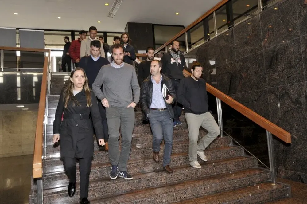 Los jugadores llegaron al anexo a la hora 17.50 ya enterados de que la directiva de la Mutual había decidido no levantar las cinco denuncias penales contra futbolistas. Venimos dispuestos al diálogo como siempre si se cumplen las condiciones, dijo el futbolista Diego Scotti a Referí.