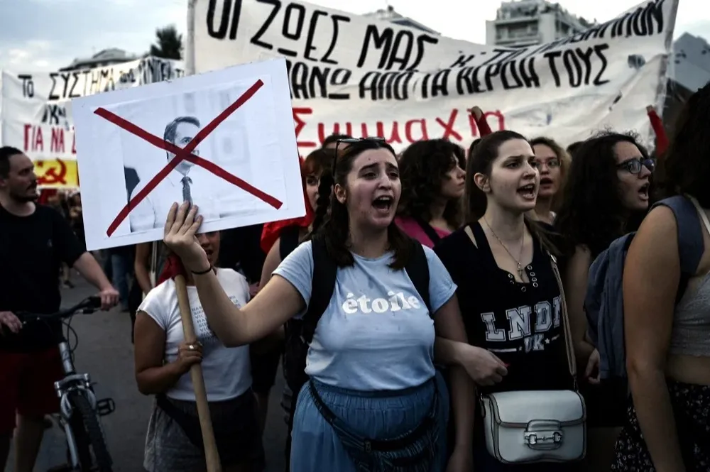 Mitsotakis, reelecto en junio para un segundo mandato, recibió duras críticas por la población afectada por los incendios y las inundaciones.