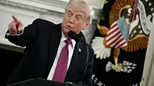 Trump pone en pausa la operación para guiar a buques mercantes a través del estrecho de Ormuz