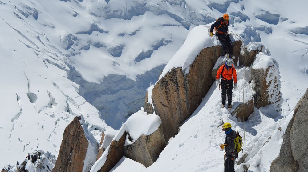 Un grupo de alpinistas en el Mont Blanc, en los Alpes franceses