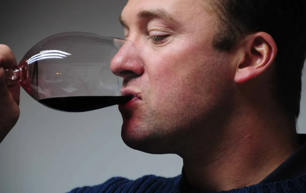 Delmotte cata un vino tannat de la Bodega Colomé en Vinos del Mundo, en Punta Carretas