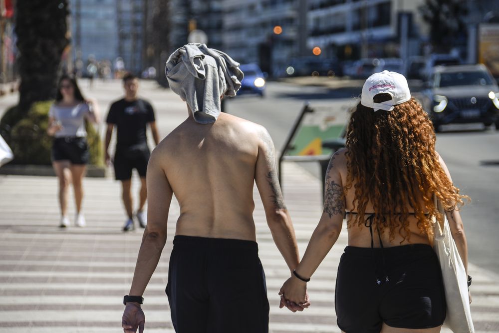 20250131 Playa, calor, verano, personas caminando en la rambla, estado del tiempo.
