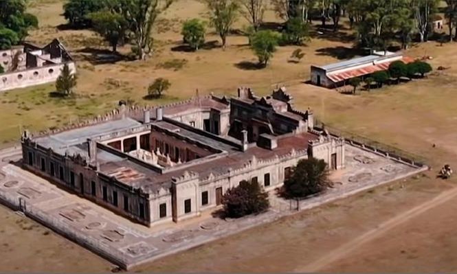 Torres, patios internos y galerías subterráneas: así es el castillo en un departamento del interior de principios de 1900