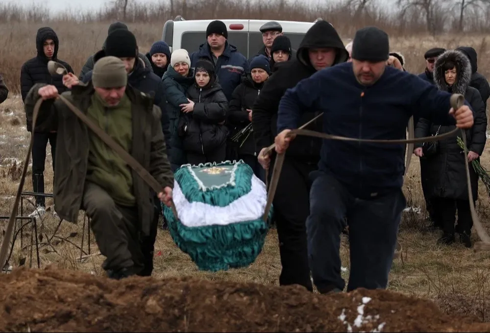 Entierro de tres civiles en la ciudad de Kramatorsk, en la llamada República del Donbás, donde arrecian los combates.