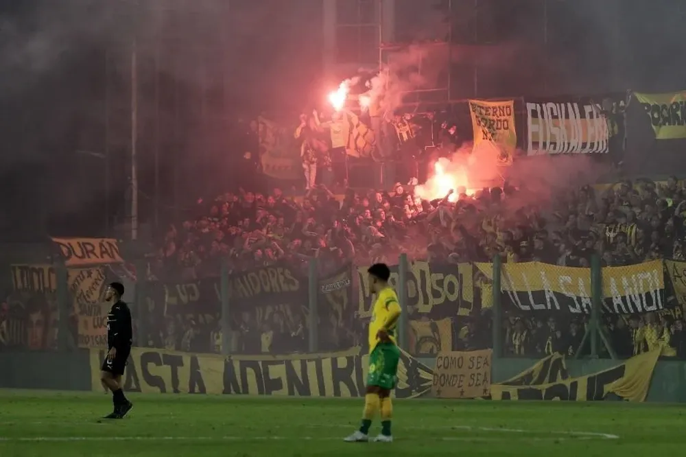 Bengalas en la tribuna de Peñarol en el estadio Norberto “Tito” Tomaghello Bengalas en la tribuna de Peñarol en el estadio Norberto “Tito” Tomaghello