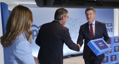 Núñez Feijóo hace una demostración de fuerza en el PP: presenta más de 94.000 avales para renovar su liderazgo