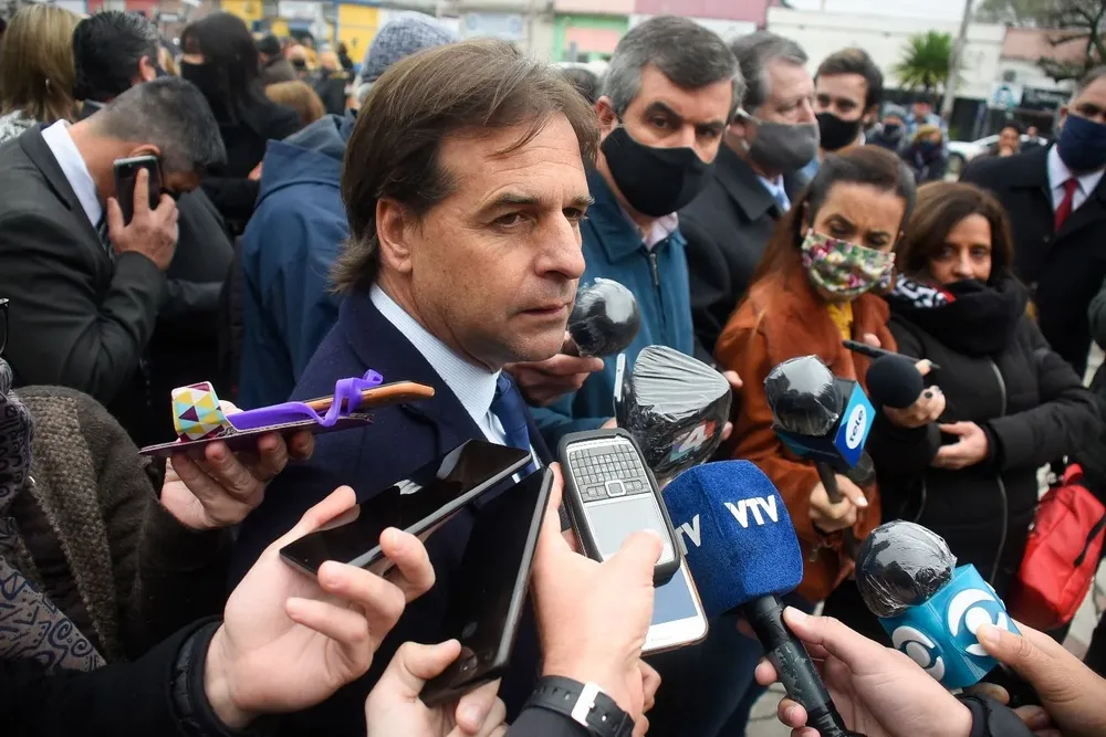 ARCHIVO / El presidente Luis Lacalle Pou hablando con periodistas en rueda de prensa