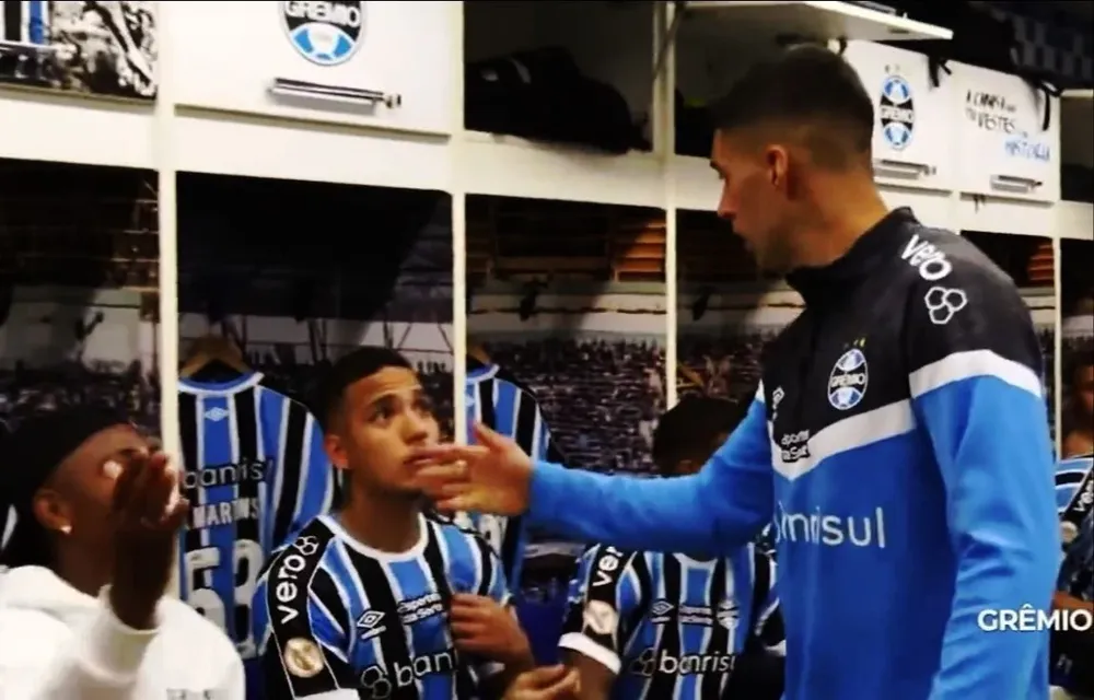 Un compañero le pidió la camiseta a Luis Suárez en el vestuario tras el triunfo ante Internacional de Porto Alegre en el clásico gaúcho