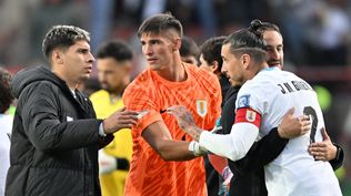 Mathías Olivera, Sergio Rochet y José María Giménez de Uruguay celebran el empate en la altura de La Paz ante Bolivia por Eliminatorias