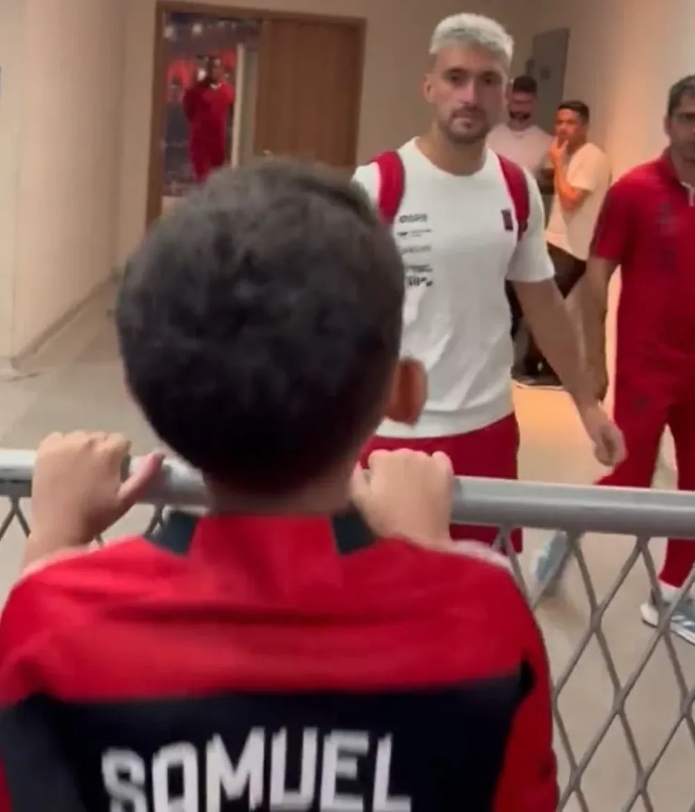 Giorgian De Arrascaeta accedió a una foto con dos hermanos hinchas de Flamengo