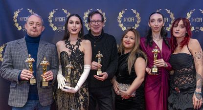 Integrantes del elenco de la película Golpe a Golpe, posan durante la gala de los premios New York City International Film Festival este viernes en Nueva York (EE.UU.). La película española Golpe a golpe, que cuenta la historia de una joven gitana de Avilés (Asturias) que encuentra en el boxeo una motivación vital, cosechó hoy cinco galardones en el Festival de Cine Internacional de Nueva York.&nbsp;