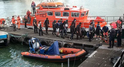 Sólo durante el último fin de semana, más de 800 personas cruzaron el Canal de la Mancha desde las costas de Francia en un total 13 embarcaciones precarias.