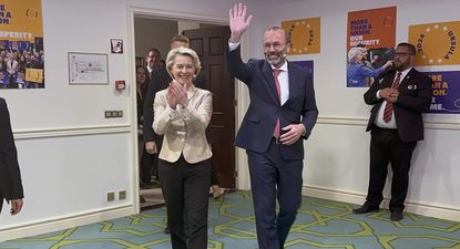 El presidente de Partido Popular Europeo, Manfred Weber, junto a Ursula Von del Leyen. EFE