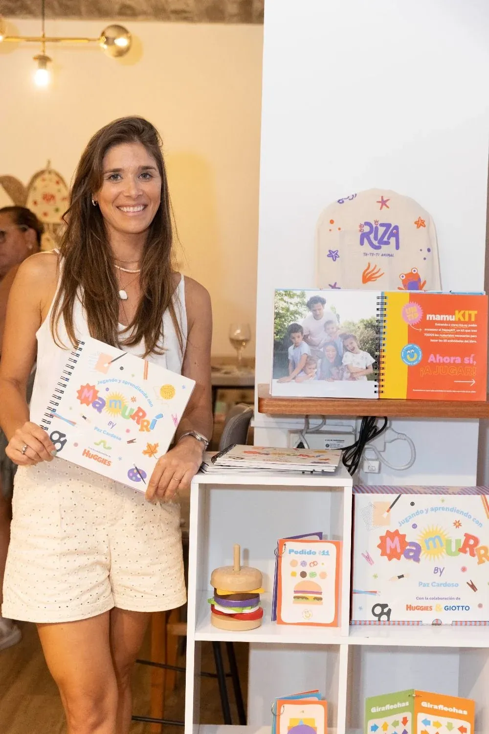 Paz Cardoso con su libro Mamurrí