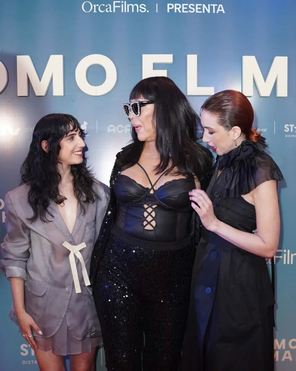 Las protagonistas de Como el mar, Zoe Hochbaum y Sofía Gala Castiglione, junto a la actriz Moria Casan