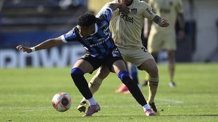 Kevin Amaro de Liverpool marca a Eric Remedi de Peñarol por el Torneo Clausura