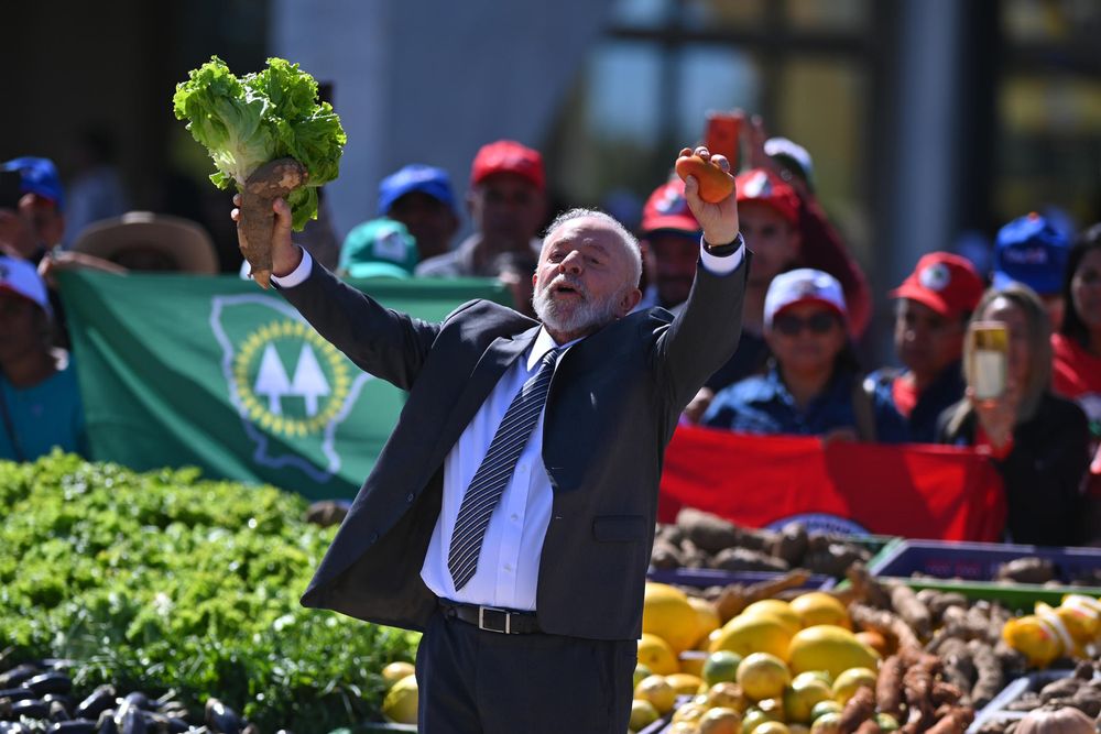 El presidente de Brasil, Luiz Inácio Lula da Silva, visita una feria de verduras trás la ceremonia de lanzamiento del Plan Safra de la Agricultura Familiar 2024/2025 frente del Palácio del Planalto en Brasilia. El presidente de Brasil, Luiz Inácio Lula da Silva, visita una feria de verduras trás la ceremonia de lanzamiento del Plan Safra de la Agricultura Familiar 2024/2025 frente del Palácio del Planalto en Brasilia.