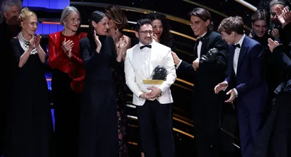 Todo el equipo de La Sociedad de la Nieve, al recibir el premio a Mejor Película en los Goya.