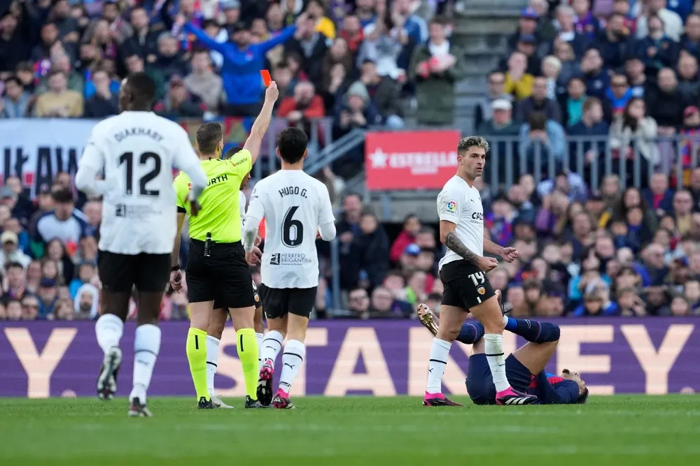 La roja mostrada por Javier Alberola