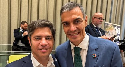 El presidente de España, Pedro Sánchez, con el gobernador argentino Axel Kicillof, en Nueva York.