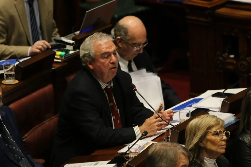 Parlamento tratará moción de censura a Heber