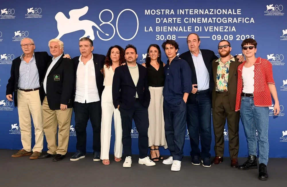 Pablo Vierci, Roberto Canessa, Carlos Paez Rodriguez, Sandra Hermida, el director Juan Antonio Bayona, Belen Atienza, Enzo Vogrincic, Fernando Parrado, Agustin Pardella y Matias Recalt posan por el estreno de La sociedad de la nieve en la edición 80° del Festival de Venecia; este sábado 9 de setiembre