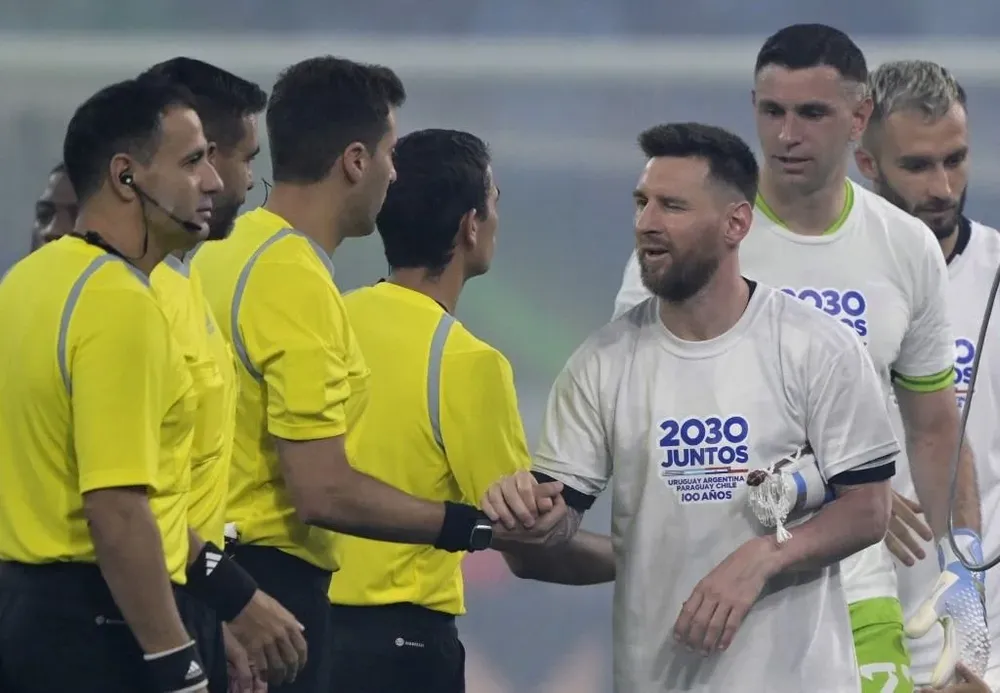 Messi con la remera del Mundial 2030 en el saludo con los jueces uruguayos