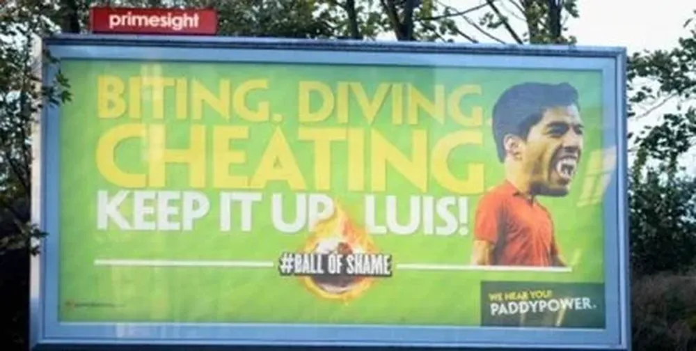 Un cartel en contra de Suárez en Londres