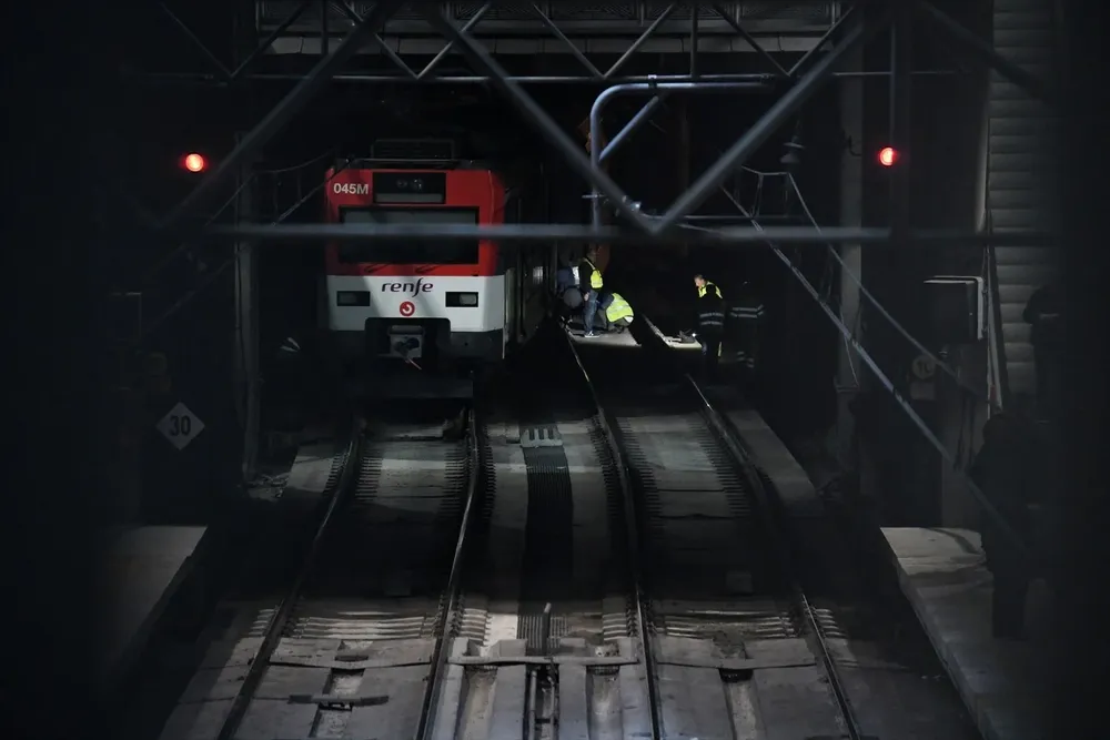 Un tren descarrilado en la estación de Puerta de Atocha-Almudena Grandes.