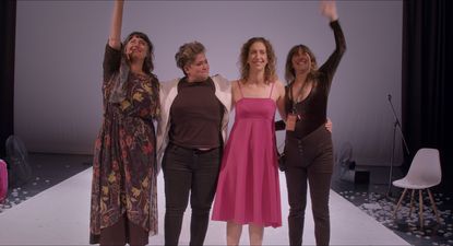 Mamá está acá plantea una mirada sobre el vínculo entre madres e hijos, atravesada por la contrucción de una obra teatral