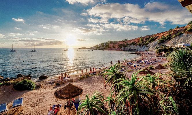 España vuelve a recibir más turistas rusos después de que la invasión a Ucrania en 2022 hiciera que esos flujos se hundieran. Europa canceló el acuerdo que permitía a los ciudadanos rusos viajar sin visa e impuso sanciones al sector de la aviación. Pero en 2024, pese a que el conflicto estaba lejos de resolverse, los turistas empezaron a llegar de vuelta.&nbsp;
