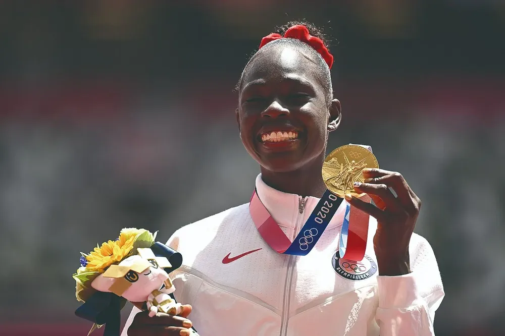 La atleta estadounidense Athing Mu con su oro en Tokio 2020