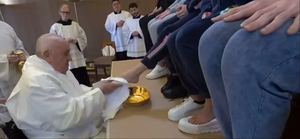 El papa Francisco lavando los pies de presas este Jueves Santo