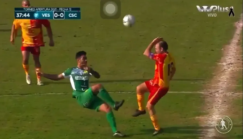 La falta de Ignacio Aviles por la que fue expulsado en Villa Española - Cerrito