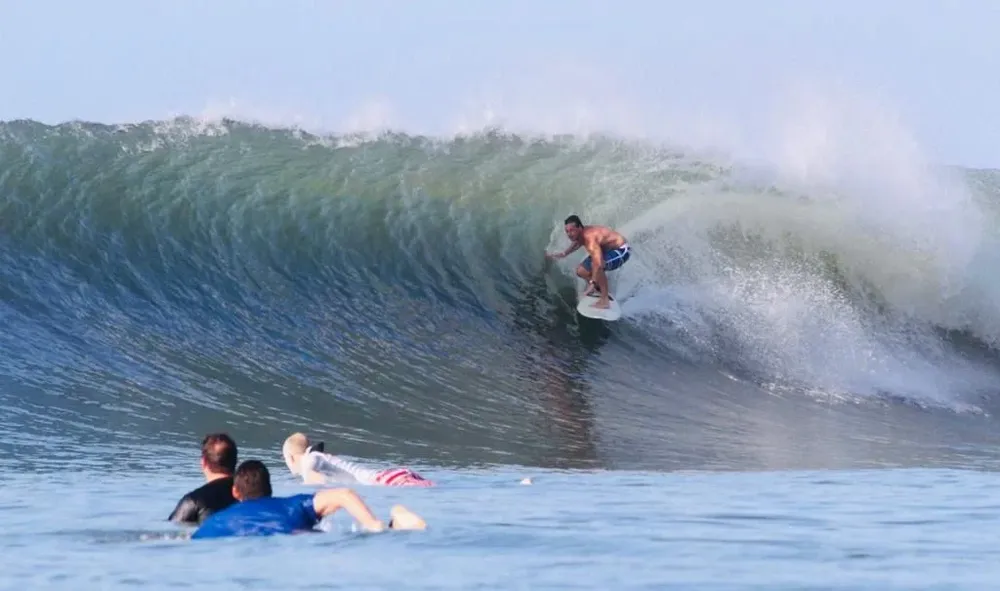 Lacalle Pou haciendo surf en Las Flores, El Salvador.