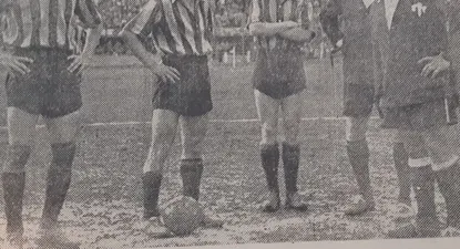 Juan Eduardo Hohberg, Omar Míguez y Juan Alberto Schiaffino, esperan junto al árbitro Horacio Bochetti y el línea Pedro Obregón, la salida de Nacional para el segundo tiempo