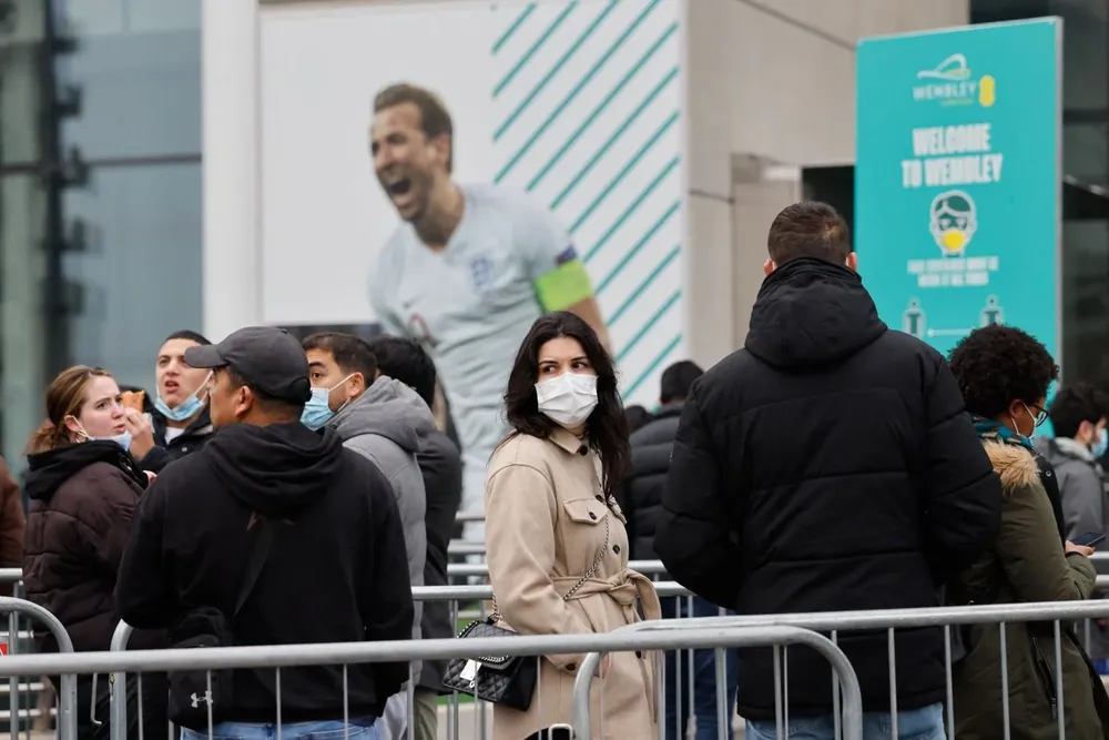 El alcalde de Londres, Sadiq Khan, dijo estar muy preocupado por la propagación de ómicron y puso en marcha un procedimiento de alerta para coordinar los servicios públicos