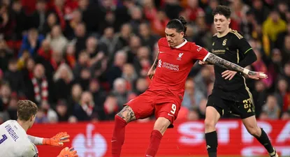 Darwin Núñez juega con Liverpool