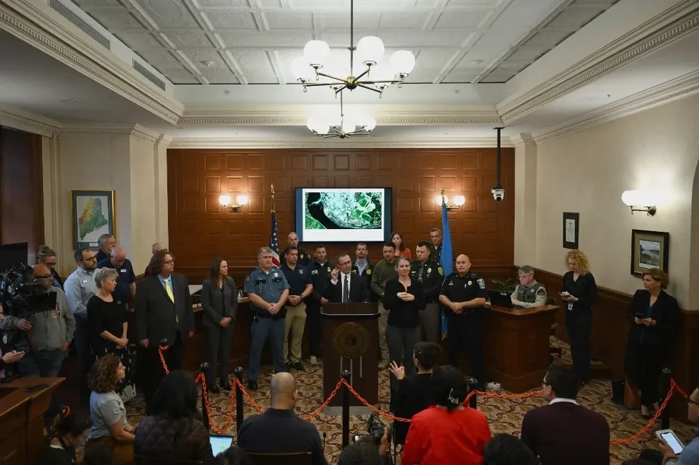 El comisionado de Seguridad Pública de Lewiston, Mike Sauschuck, en conferencia de prensa para informar sobre la carta de Robert Card.