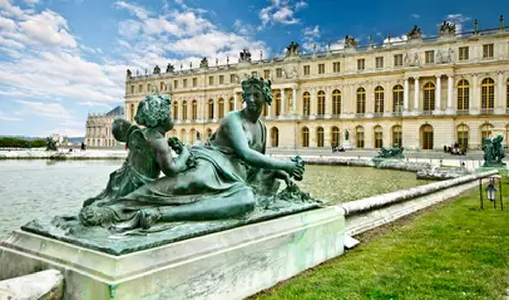 Estatua en el jardín del Palacio de Versalles