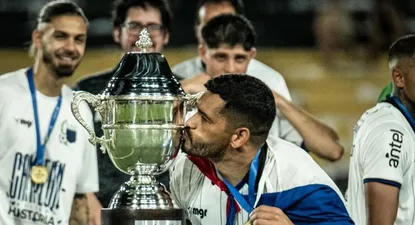 Miguel Samudio celebra el título del Campeonato Uruguayo con Liverpool