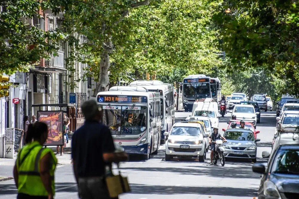 Tránsito por la calle Mercedes