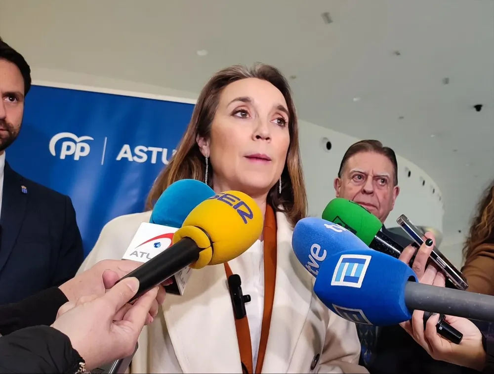 La seretaria general del PP, Cuca Gamarra, atiende a los medios antes de participar en el Comité Ejecutivo Regional del PP asturiano, acompañada por el alcalde de Oviedo, Alfredo Canteli, y el presidente del PP asturiano, Álvaro Queipo.